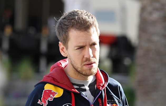 Sebastian Vettel, durante uno de los parones en el pasado test de pretemporada celebrado en el circuito Sakhir de Bahrin. FOTO: RV RACING PRESS