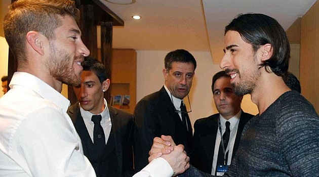 Sergio Ramos saluda a Sami Khedira / FOTO: Realmadrid.com