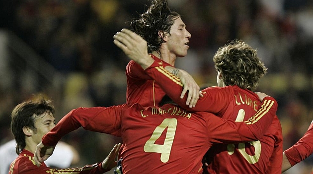 Llorente es abrazado tras marcarle a Inglaterra en 2009, en el Pizjun. RAMN NAVARRO