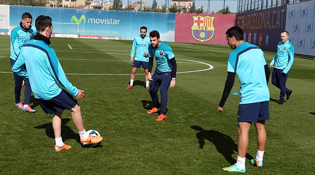 Los jugadores del Barcelona haciendo diversos rondos en un entrenamiento realizado en la Ciudad Deportiva de Sant Joan Desp. / MIGUEL RUIZ/FCBARCELONA