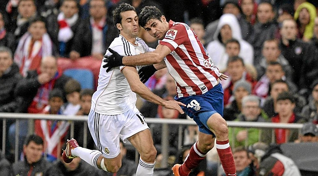 Diego Costa y Arbeloa pelean por el baln. / JUAN AGUADO (MARCA)