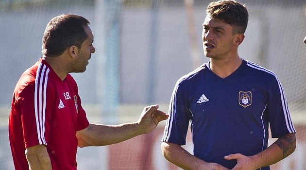Jonathan Valle charla con Sergi Barjun durante un entrenamiento / J. P. Yaez (Marca)