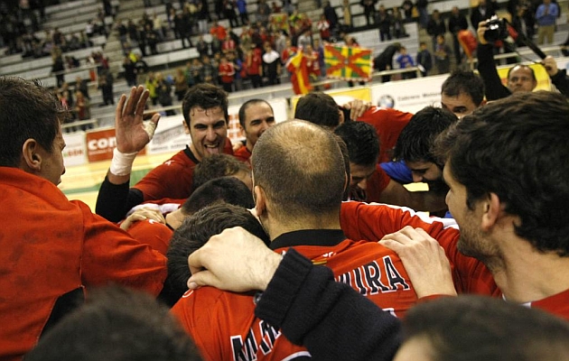 Los jugadores del Huesca celebran la histrica clasificacin. FOTO: LVARO CALVO