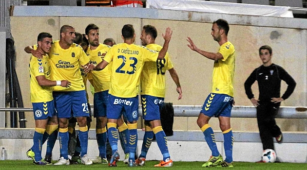 Los jugadores de Las Palmas celebran el gol del triunfo en Crdoba / Larrea (Marca)