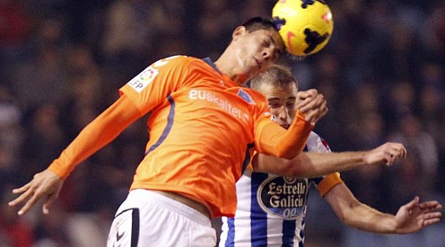 Mauro Quiroga gana un baln de cabeza en el partido ante el Deportivo / Amador Lorenzo (Marca)
