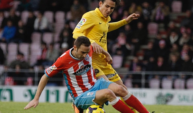 Pablo lvarez cae ante Assulin en el partido ante el Hrcules / Luisa Portela (Marca)