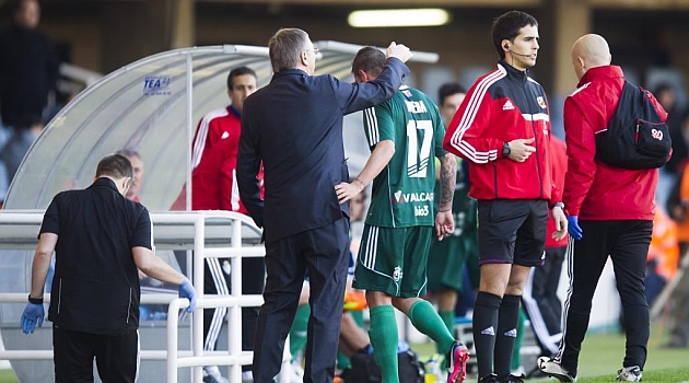 Rueda es consolado en el momento de retirarse lesionado en Barcelona / Alex Caparros (Marca)