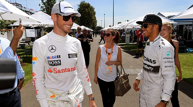 Jenson Button, visiblemente ms delgado, conversa con Lewis Hamilton, en Albert Park. / Foto: AFP