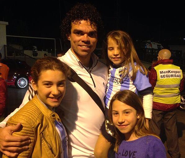 Pepe, con las hijas de Duda tras el Mlaga-Real Madrid