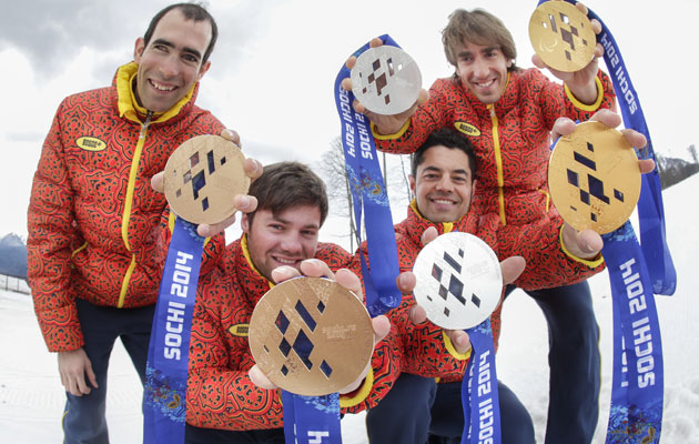 Gabriel Gorce, Arnau Ferrer, Miguel Galindo y Jon Santcana posan con las medallas logradas en Sochi 2014. FOTO: MIKAEL HELSING