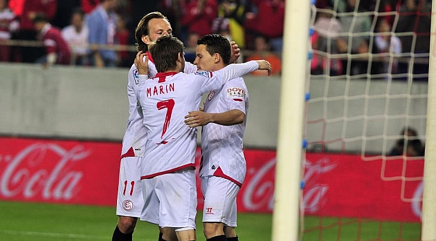 Marin y Rakitic abrazan a Gameiro por uno de sus goles al Valladolid. KIKO HURTADO