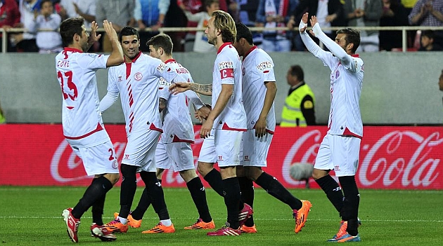 Los jugadores del Sevilla celebran el triunfo ante el Valladolid. KIKO HURTADO