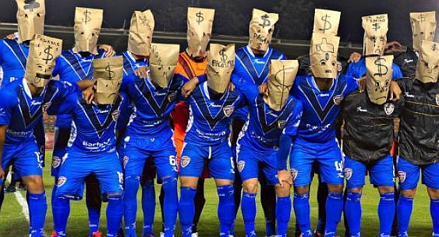 Los jugadores de Celaya exigen su dinero con bolsas en la cabeza