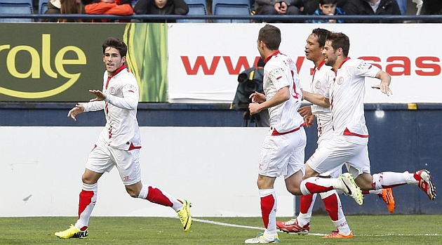 Varios jugadores del Sevilla siguen a Jairo tras su gol. CRISTINA ABADA