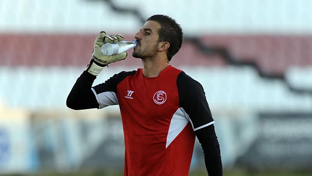 Javi Varas bebe agua durante un entrenamiento del Sevilla. KIKO HURTADO