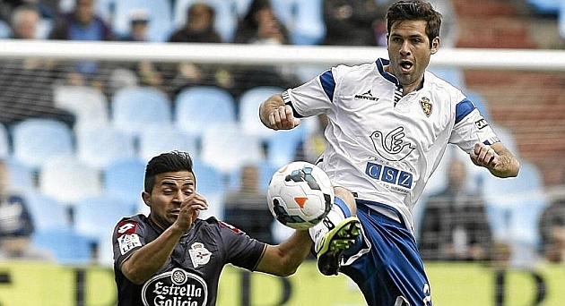 Arzo vio ante el Deportivo su quinta tarjeta amarilla y ser baja en Vitoria / Toni Galn (Marca)