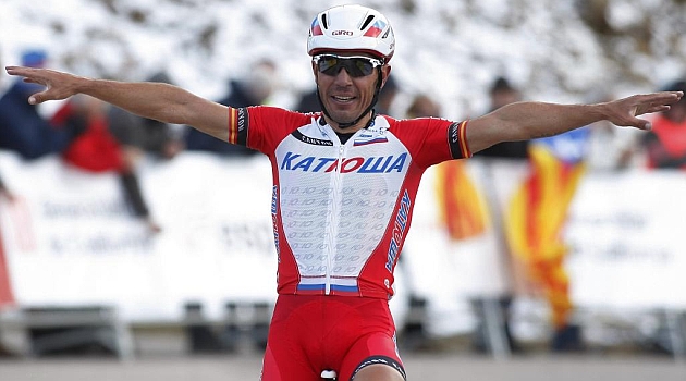 'Purito' celebrando su triunfo en el podio de La Molina. FOTO: Rafa Gmez / Ciclismo a fondo