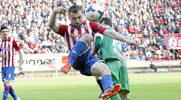 Cristian Bustos en una accin acrobtica en el partido ante el Girona / Tuero - Arias (Marca)