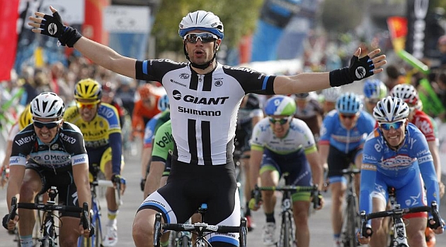 Luka Mezgec celebra su triunfo en la 5 etapa. FOTO: Rafa Gmez / Ciclismo a fondo