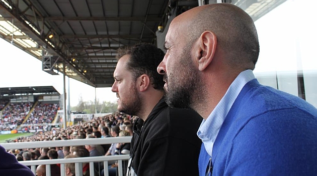 Monchi y el redactor de MARCA Fede Quintero, viendo el Fulham-Everton.