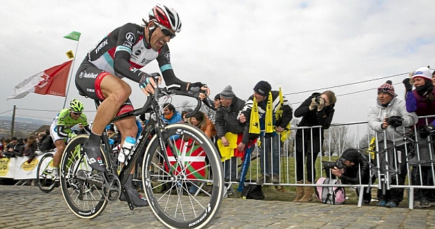 Cancellara, camino de su segundo Tour de Flandes, el ao pasado. / Afp