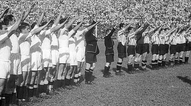 Final copa del Generalísimo de 1943. Real Madrid, Athletic y trío arbitral saludan brazo en alto