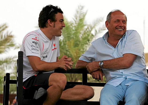 Alonso, con la indumentaria de McLaren, y Ron Dennis charlan en Shakir antes del GP de Bahrin de 2007 / Foto: Racing Press