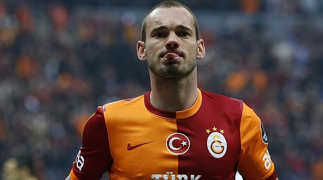 Sneijder da el triunfo al Galatasaray en el derbi de Estambul
