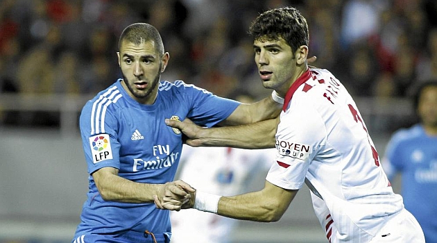 Fazio y Benzema se agarran mutuamente en el ltimo Sevilla-Madrid. I.HIDALGO
