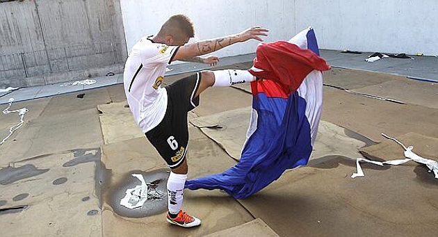 Detenido un jugador de Colo Colo por pisar la bandera de la 'U'