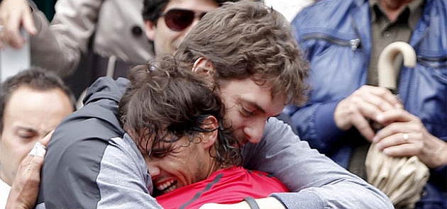 Gasol abraza a Nadal despus de que este conquistara su sptimo Roland Garros / AFP
