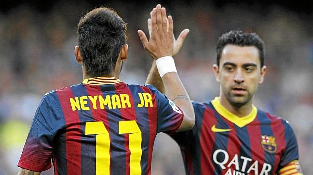 Xavi celebra con Neymar uno de los goles marcados al Betis. REUTERS