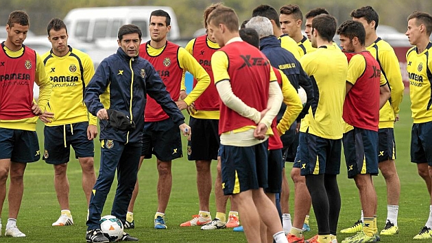 Marcelino se dirige a sus futbolistas durante un entrenamiento del Villarreal de esta temporada. / CARME RIPOLLES (MARCA)