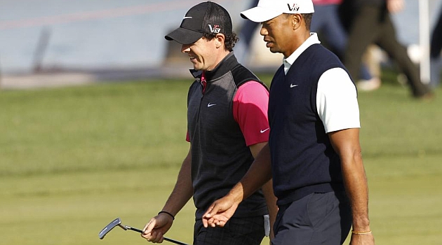 Tiger Woods junto a Rory McIlroy en el Abu Dhabi Golf Championship / Foto: Reuters
