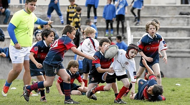 Varios jugadores persiguen a un rival intentando placarle / Foto Jos A. Garca (Marca)
