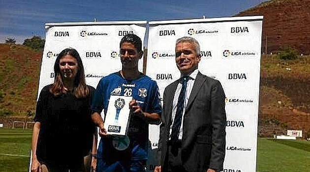 Ayoze Prez exhibe el premio de MVP de marzo de la LFP / CD Tenerife