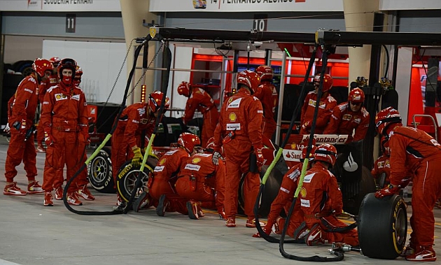 Mecnicos de Ferrari trabajando en el coche de Rikknen en Bahrin / Foto: RV RACINGPRESS