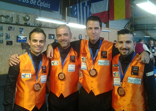 De izquierda a derecha Ral Cuenca, Jordi Garriga, Dave Christiani y Esteve Mata, con la medalla de bronce.