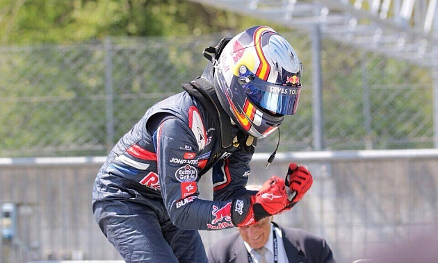 Carlos Sainz Jr. celebrando su victoria en Monza