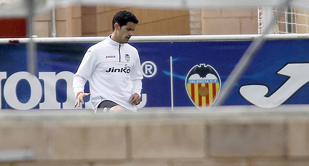 Ricardo Costa abandona el entrenamiento del Valencia