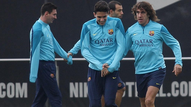 Puyol y Bartra, en un entrenamiento del Barcelona. / FRANCESC ADELANTADO (MARCA)