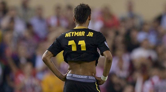 En Brasil critican a Neymar por
mostrar su marca de calzoncillos