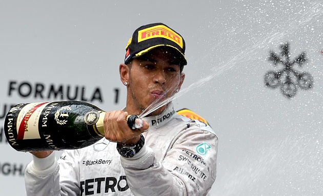 Hamilton celebrando la victoria en el GP de China 2014
