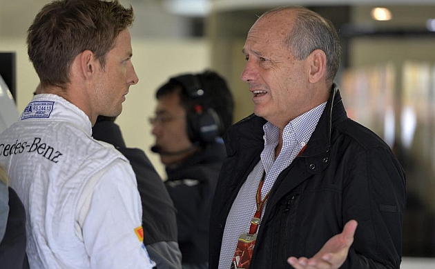 Jenson Button habla con Ron dennis en el GP de China 2014 / Foto: RV. RACINGPRESS