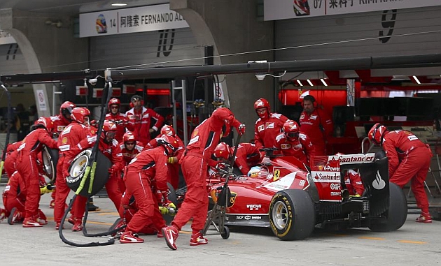 Mecnicos de Ferrari con Fernando Alonso durante el GP de China / Foto: REUTERS
