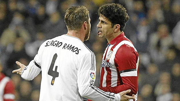 Ramos y Diego Costa hablan durante un derbi. / PABLO GARCA (MARCA)
