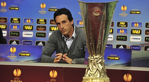 Emery mira seriamente la copa de la UEFA presente en la sala de prensa. KIKO HURTADO