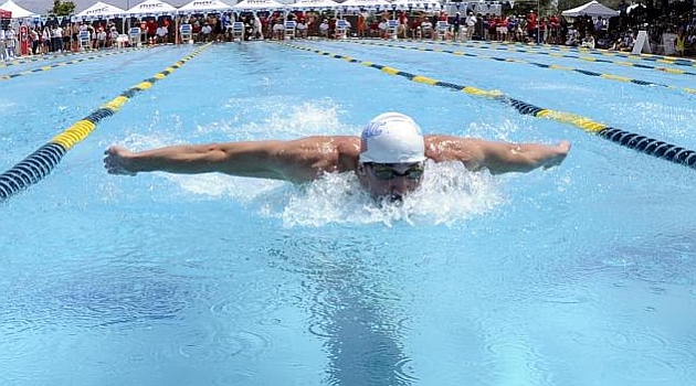 Phelps cede ante Lochte en los 100 mariposa en su vuelta a la competicin