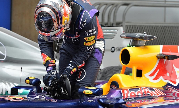 Sebastian Vettel saliendo de su monoplaza durante el GP de China / Foto: RV. RACINGPRESS