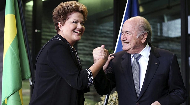 Dilma Rousseff arropa a Dani Alves